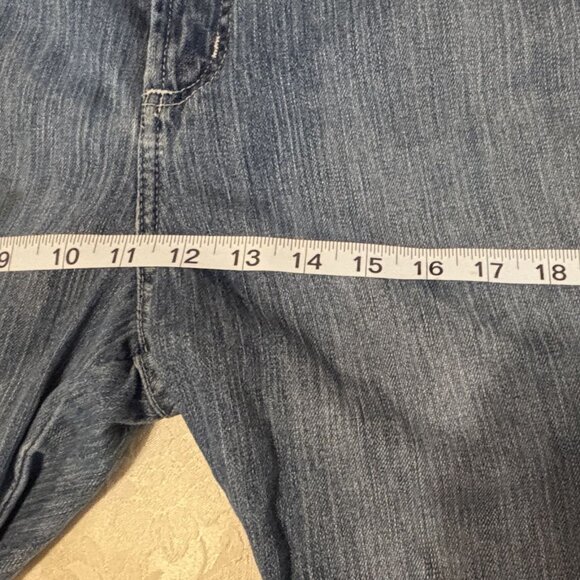Women's Lee Platinum label denim capri.  Size 16M.  Very good condition. - Picture 7 of 8